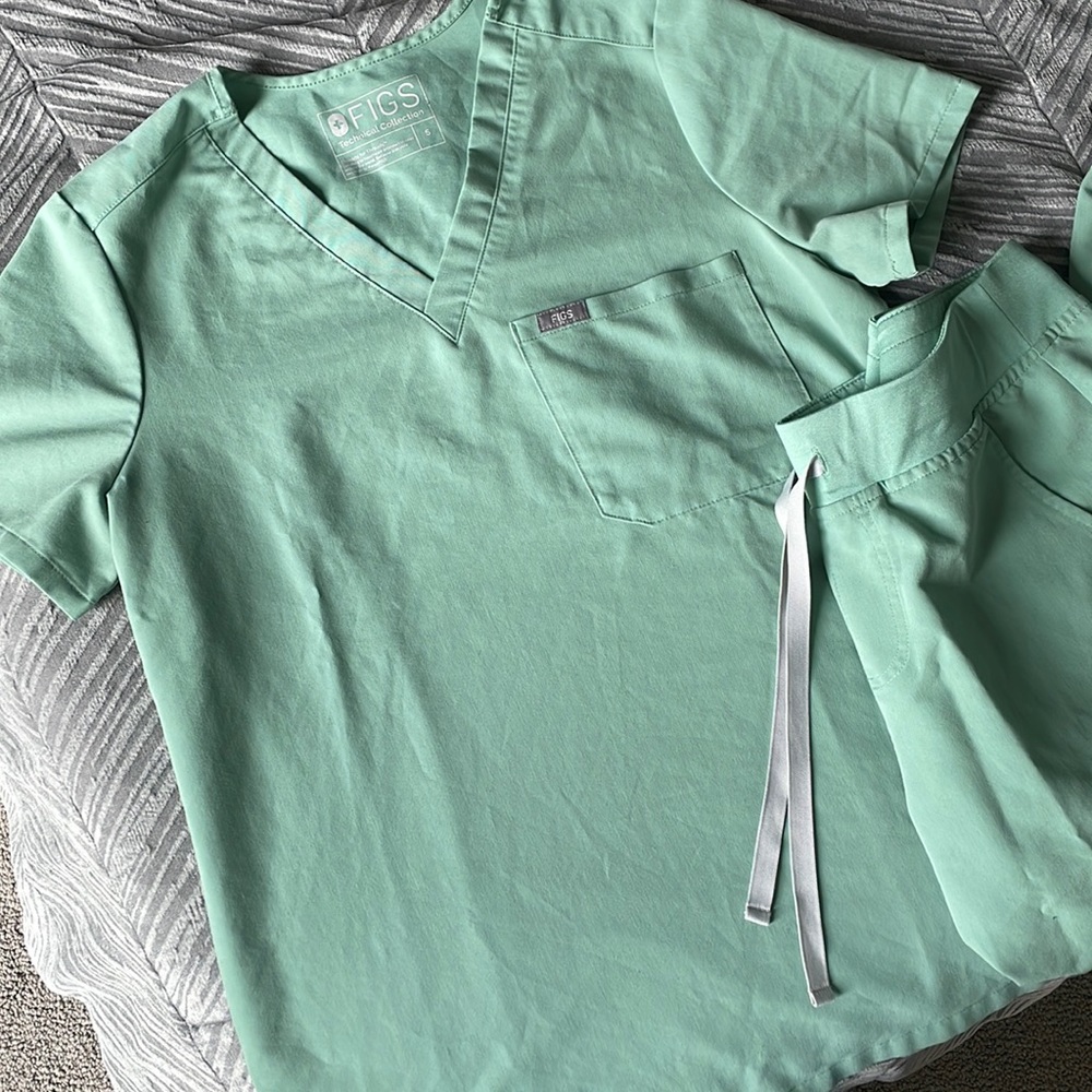 Figs Scrub Set in Jade: Catarina One-Pocket Top (S) & Zamora Jogger (MP)